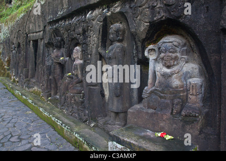 Dieser Stein Basrelief ist die Hindu-Schrein YEH PULU stammt aus dem 14. Jahrhundert - PUTULU, BALI Stockfoto