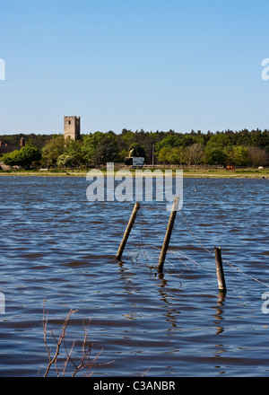 Blick auf Livermere Kirchlein (St. Peter und St. Paul) über Ampton Wasser in Suffolk, UK Stockfoto