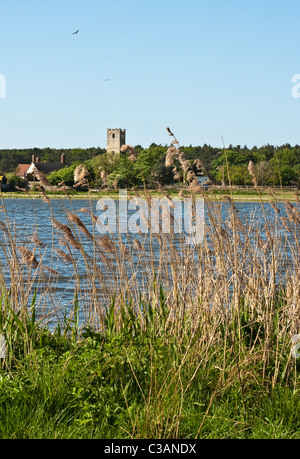 Blick auf Livermere Kirchlein (St. Peter und St. Paul) über Ampton Wasser in Suffolk, UK Stockfoto