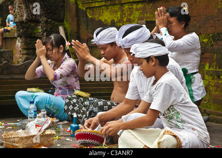 Eine balinesische Familie betet zu PURA TIRTA EMPUL ein Hindu-Tempel Komplex und kalten Quellen - TAMPAKSIRING, BALI, Indonesien Stockfoto