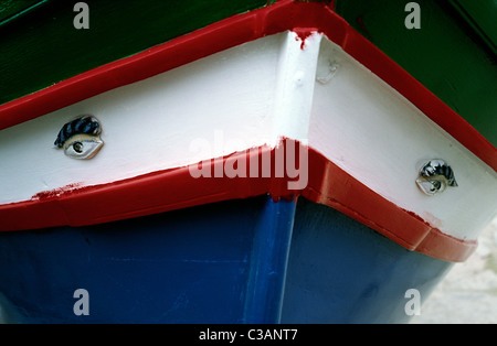 Bösen Blick am Bug von einem traditionellen hölzernen Luzzu Fischerboot auf der maltesischen Insel Gozo. Stockfoto