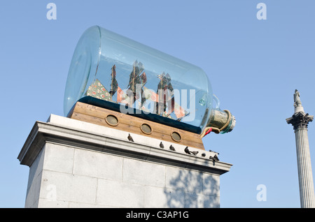 Nelsons Schiff in der Flasche auf dem Fourth Plinth am Trafalgar Square. Nelsonsäule in London Uk Hintergrund Stockfoto