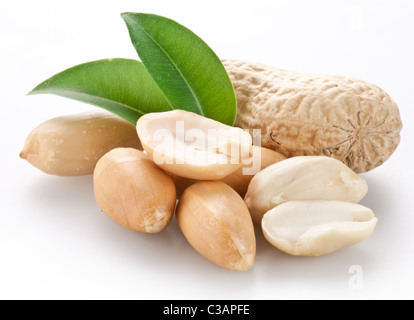 Peanuts. Isoliert auf weißem Hintergrund. Stockfoto