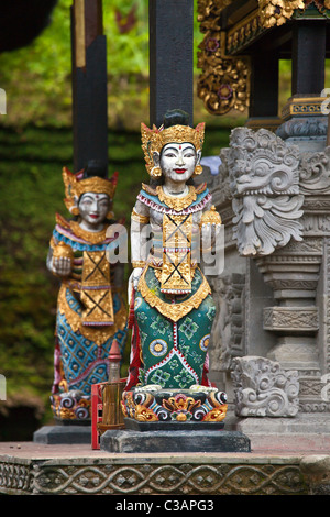 Holz geschnitzt Gottheit streben bei PURA GUNUNG KAWI, ein Hindu Wassertempel gewidmet VISHNU - SEBATU, BALI, Indonesien Stockfoto