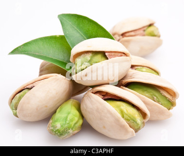 Pistazien. Isoliert auf weißem Hintergrund. Stockfoto