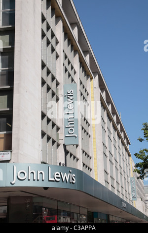 Die John Lewis-Logo über dem Store auf der Oxford Street, London, UK. Stockfoto