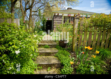 Eingangstreppe und Gang mit Häuschen Stockfoto