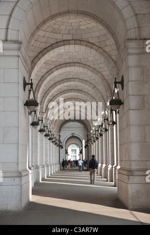 Die Menschen gehen in die West-Loggia an der Vorderseite des Washington Union Station in Washington, DC. Stockfoto