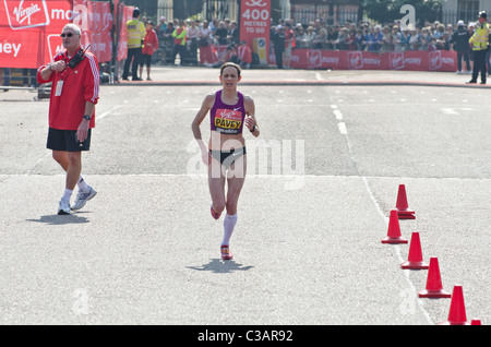 Jo Pavey Großbritannien Womens Konkurrent beim London-Marathon 2011 beobachtet von Menschenmassen. Stockfoto