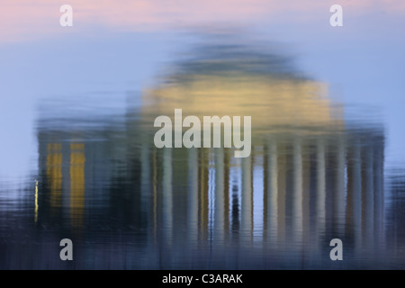 Das Jefferson Memorial wirft seine Reflexion auf den Gewässern des Tidal Basin im Morgengrauen in Washington, DC. Stockfoto