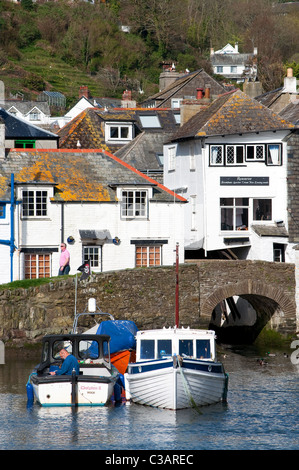 Boote im Hafen von Polperro in Cornwall, Großbritannien Stockfoto