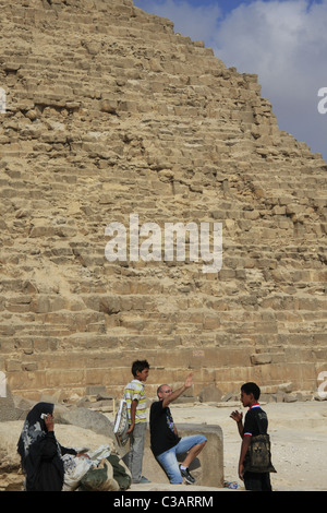 Touristen vor dem Cheops/Cheops-Pyramide in Gizeh, Kairo, Ägypten. Stockfoto