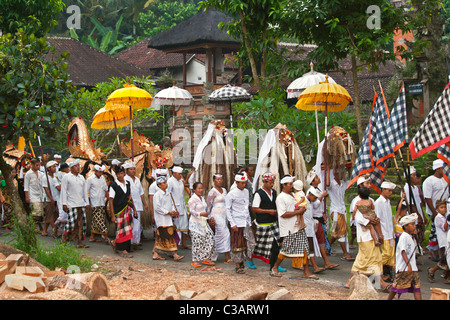 BARONG Kostüm und LION Masken verwendet im traditionellen LEGONG Tanz bei einem HINDU Umzug für einen Tempel Jubiläum - UBUD, BALI Stockfoto