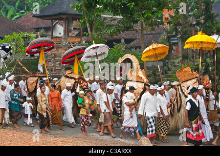 BARONG Kostüme in traditioneller LEGONG Tanz verwendet werden während einer hinduistischen Prozession für ein Jubiläum - UBUD, BALI Tempel durchgeführt. Stockfoto