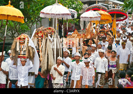 Ein BARONG Kostüm und LION Masken verwendet im LEGONG Tanz bei einem HINDU Umzug für ein Jubiläum - UBUD, BALI Tempel Stockfoto