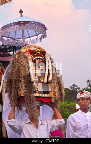 Ein Löwe Maske verwendet im traditionellen LEGONG Tanz erfolgen während einer hinduistischen Prozession für ein Jubiläum - UBUD, BALI Tempel Stockfoto