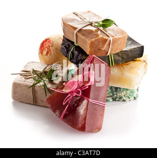 Auswahl an verschiedenen Seifen auf weißem Hintergrund. Stockfoto