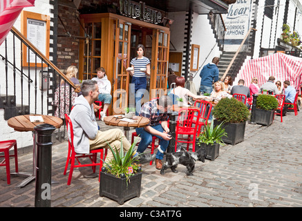 Menschen, die Entspannung am Tische draußen The Lane Bar in Ashton Lane in der West End von Glasgow, Schottland, UK Stockfoto