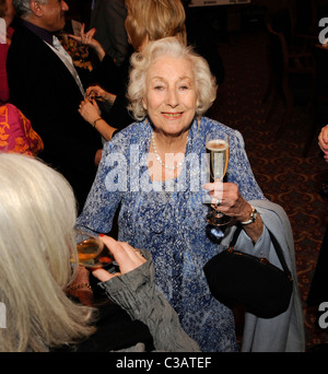 Kräfte-Geliebte Dame Vera Lynn fotografiert anlässlich eines Empfangs in West Sussex 2011 Stockfoto