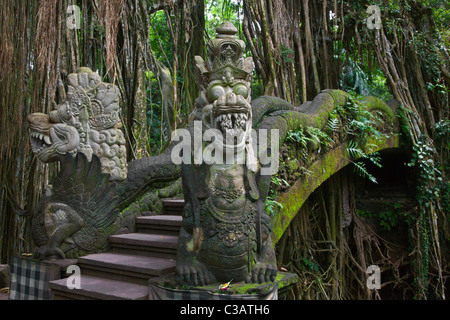 Die DRACHENBRÜCKE in der MONKEY FOREST PARK - UBUD, BALI, Indonesien Stockfoto