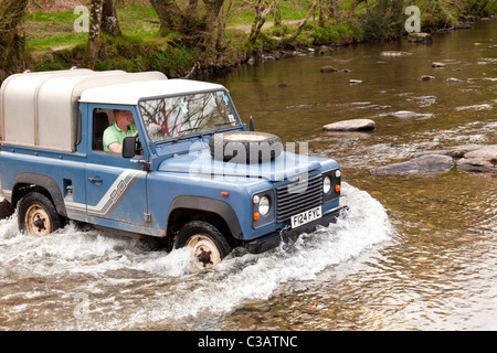 Landrover Defender fording River Barle bei Tarr Schritte Exmoor Devon UK Stockfoto