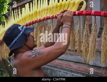 Ein Mann macht eine PENJOR ein Symbol für den Heiligen Mount Agung als Opfergabe während der GALUNGAN FESTIVAL - UBUD, Balis Stockfoto