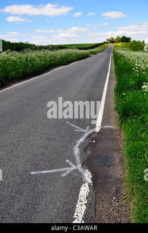 Schlagloch markiert zur Reparatur auf einen Feldweg ganz in Bedfordshire Stockfoto