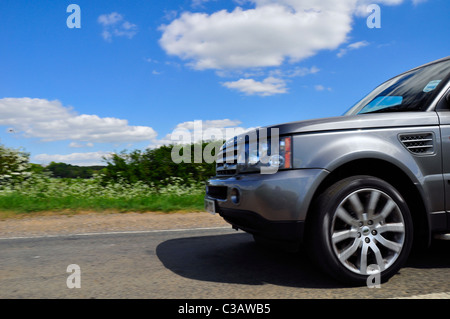 Range Rover 4 x 4 SUV befahren eines Landes Lane Stockfoto