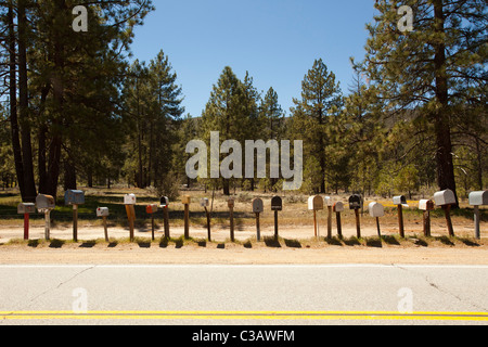 Eine Reihe von Postfächern in Garner Valley, in der Nähe von Idyllwild, Kalifornien, USA Stockfoto