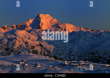 Sonnenaufgang über dem slowenischen Alpen im Winter. Velika Planina Weide. Stockfoto