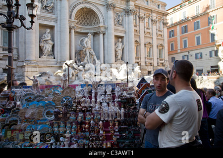 costermonger verkaufen Souvenir in Piazza Fontana di Trevi, Rom Venditori Ambulanti di Souvenir in Piazza Fontana di Trevi, Roma Stockfoto