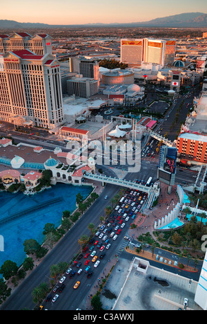 Las Vegas, Nevada - 4. März Las Vegas Straße angesehen von oben Eiffel Tower Hotel., 4. März 2010 in Las Vegas, Nevada. Stockfoto