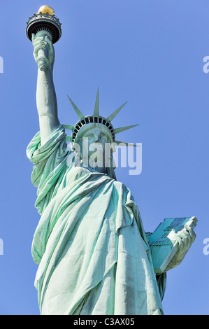 Freiheitsstatue Liberty Closeup mit blauem Himmel in New York City Manhattan Stockfoto