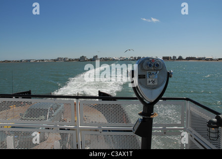 Fernglas für Touristen an Bord einer Fähre zu bezahlen. Stockfoto