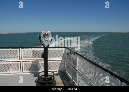 Fernglas für Touristen an Bord einer Fähre zu bezahlen. Stockfoto