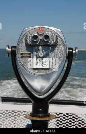 Fernglas für Touristen an Bord einer Fähre zu bezahlen. Stockfoto