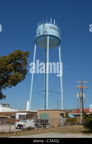 Ein Wassertank mit Handy-Antennen an der Spitze. Stockfoto