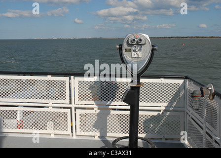 Fernglas für Touristen an Bord einer Fähre zu bezahlen. Stockfoto