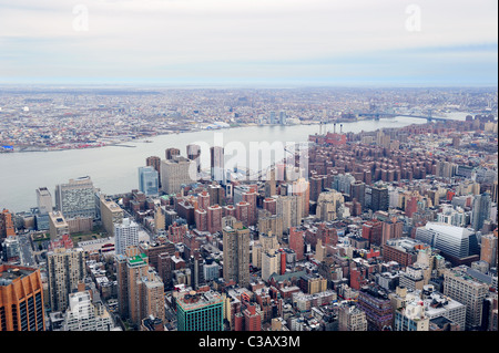 Skyline von Brooklyn Arial anzeigen von New York City Manhattan mit Williamsburg Bridge über den East River und Wolkenkratzer Stockfoto