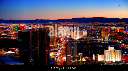 Las Vegas Strip Nacht Luftbild mit Hotels und Straße. Stockfoto