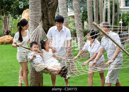 Porträt einer glücklichen Familie spielen auf einer Hängematte Stockfoto