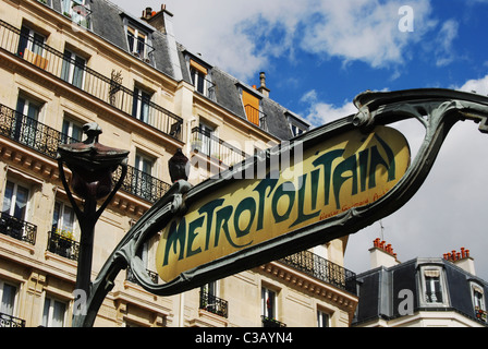 "Metropolitain" Jugendstil Schild über u-Bahn Eingang, Paris, Frankreich Stockfoto