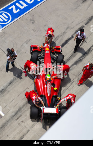 Shanghai: Massas Auto in Garage zurückgedrängt Stockfoto