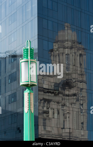 Art-Deco-Laternenpfahl außerhalb St. Georges Dock Lüftungsturm mit Hafen von Liverpool Gebäude im modernen Glas reflektiert. UK Stockfoto