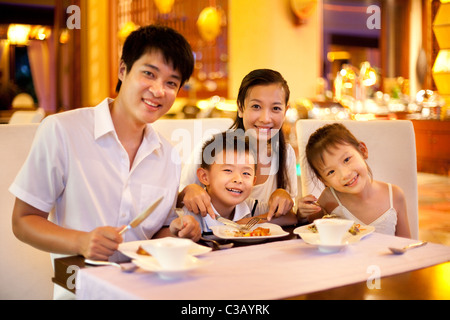 Porträt einer glücklichen Familie im Urlaub Stockfoto