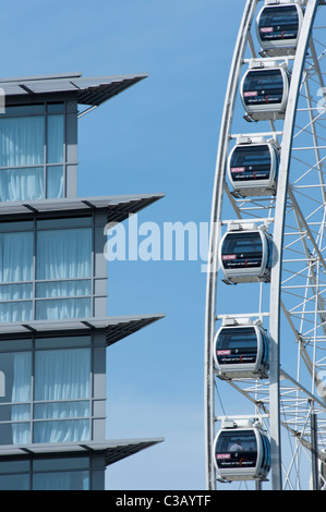 Das große Riesenrad an der Liverpool Arena Komplex an den alten Docks neben Wohnhaus. Liverpool. UK Stockfoto