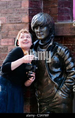 Statue von John Lennon in der Nähe der ursprünglichen Cavern Club, Matthew Street, Liverpool, Merseyside, England. Stockfoto