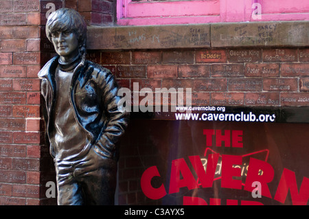 Statue von John Lennon in der Nähe der ursprünglichen Cavern Club, Matthew Street, Liverpool, Merseyside, England. Stockfoto