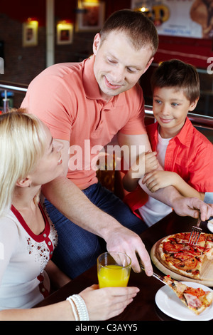 Porträt der glückliche Familie zu Mittag in der pizzeria Stockfoto