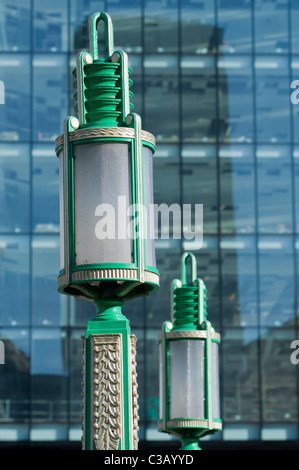 Art-Deco-Laternen außerhalb St. Georges Dock Lüftungsturm in Liverpool, England. Stockfoto